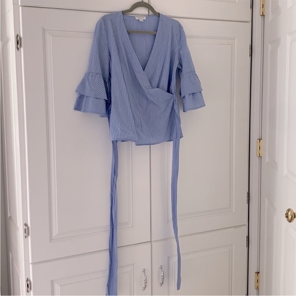 🖤5/$25 beachlunchlounge Blue Striped Ruffle Sleeve Blouse - Picture 4 of 12